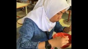 Viral! Perempuan Berjilbab Ditegur karena Tidak Puasa, Makannya Tetap Lanjut