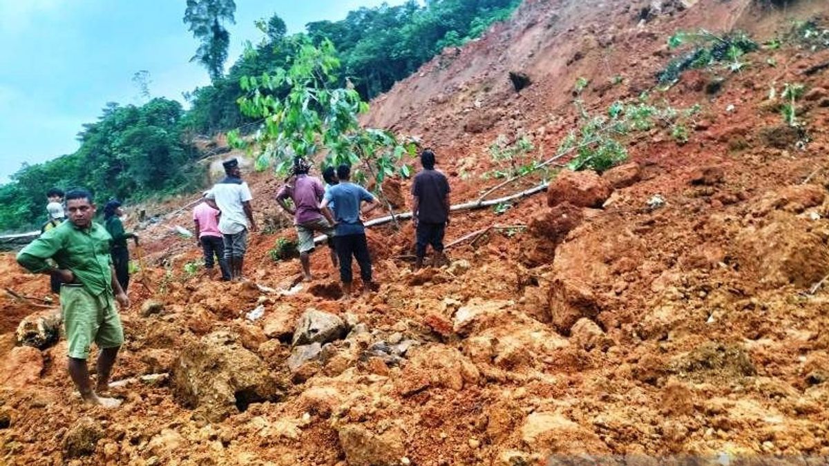 Kades di Nagan Raya Aceh Tertimbun Longsor