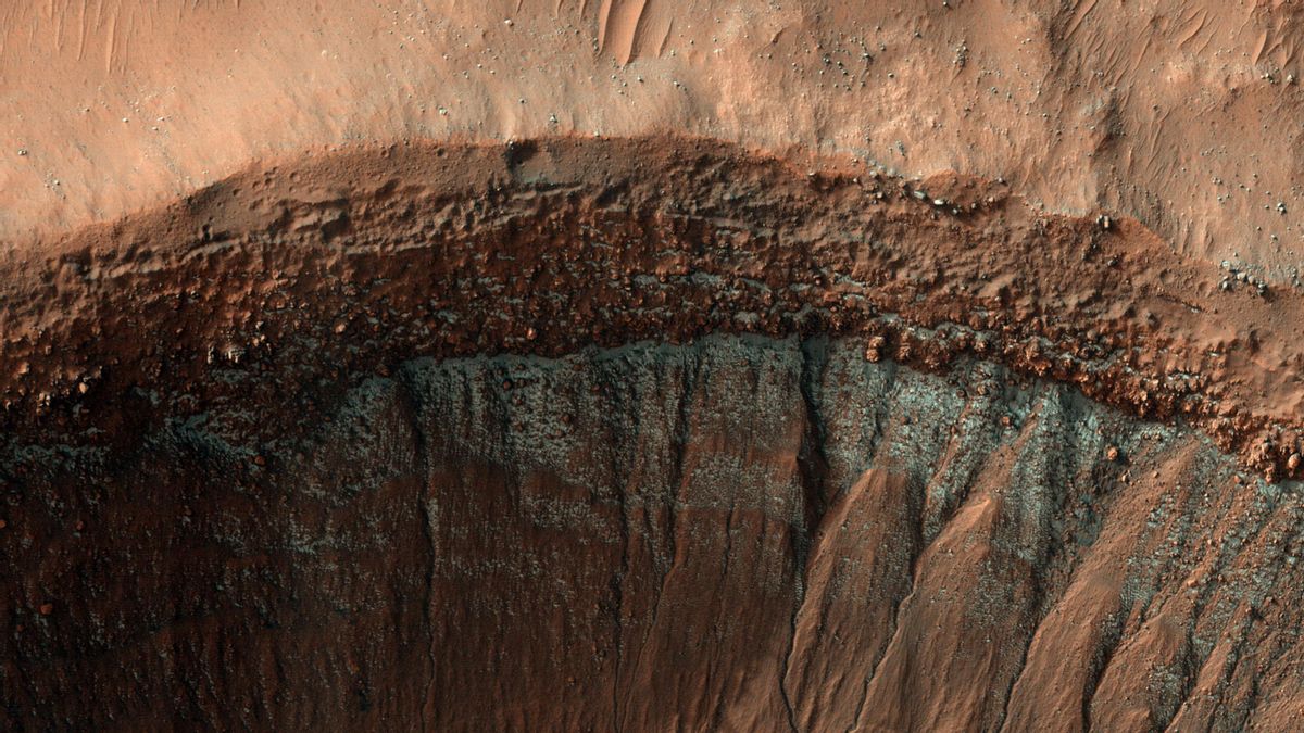 NASAが火星でドライアイスと奇妙な塹壕を発見
