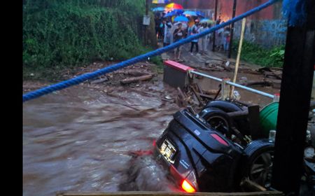 Banjir Bandang Hanyutkan Rumah dan Mobil di Sukabumi