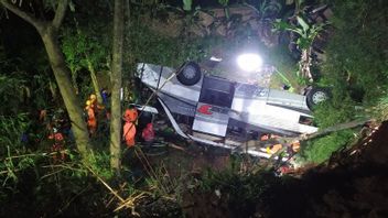 Bus Roulé Dans Le Ravin à Sumedang, 19 Personnes Tuées, Ambulance En Attente