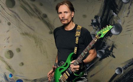 Steve Vai Persembahkan Video Musik Little Pretty, Karya Rekam Fusion-funk yang Berkontur Gelap