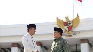 Jokowi et Prabowo navigent pour KRI Dr Radjiman Wedyodiningrat