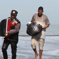 Personel Polres Aceh Barat Berjaga di Rumah Warga Korban Banjir Rob 