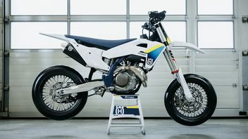 Husqvarna Updates The FS450 Supermoto Model, The More Reliable At The Motocross Arena