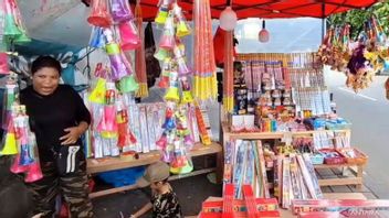 Pedagang Trompet dan Kembang Api di Pasar Gembrong Mengeluh Jelang Tahun Baru