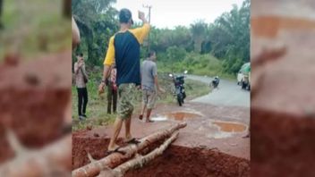 The Loss Of Flood Flow In East Kotawaringin Makes 1 Small Bridge Drow