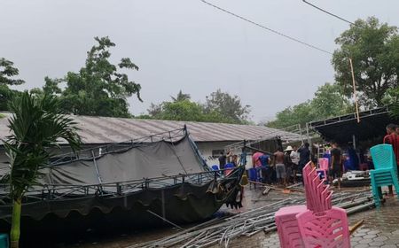 10 Menit Angin Kencang Terjang Pulau Adonara NTT,  Tenda di Rumah Almarhum Frans Lebu Raya Roboh