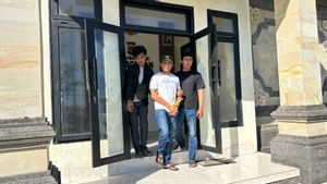 <i>Ngamuk</i> Tak Bisa Top Up Listrik di Warung Lalapan, Pria di Lembongan Bali Hajar Pedagang