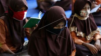 Disdikpora DIY:SMAN 1バンガンバントゥールは、女子学生にヘッドスカーフを着用させることを否定し、着用方法を例示するだけです