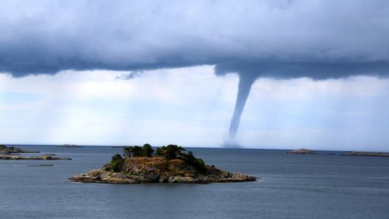 LAPAN: Fenomena Alam di Wonogiri <i>Water Spout</i> Bukan Puting Beliung, Ini Perbedaannya