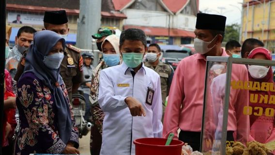 Usai Sidak Takjil di Pasar Pariaman, Kepala BBPOM Minta Pedagang Tidak Gunakan Koran untuk Alas Gorengan