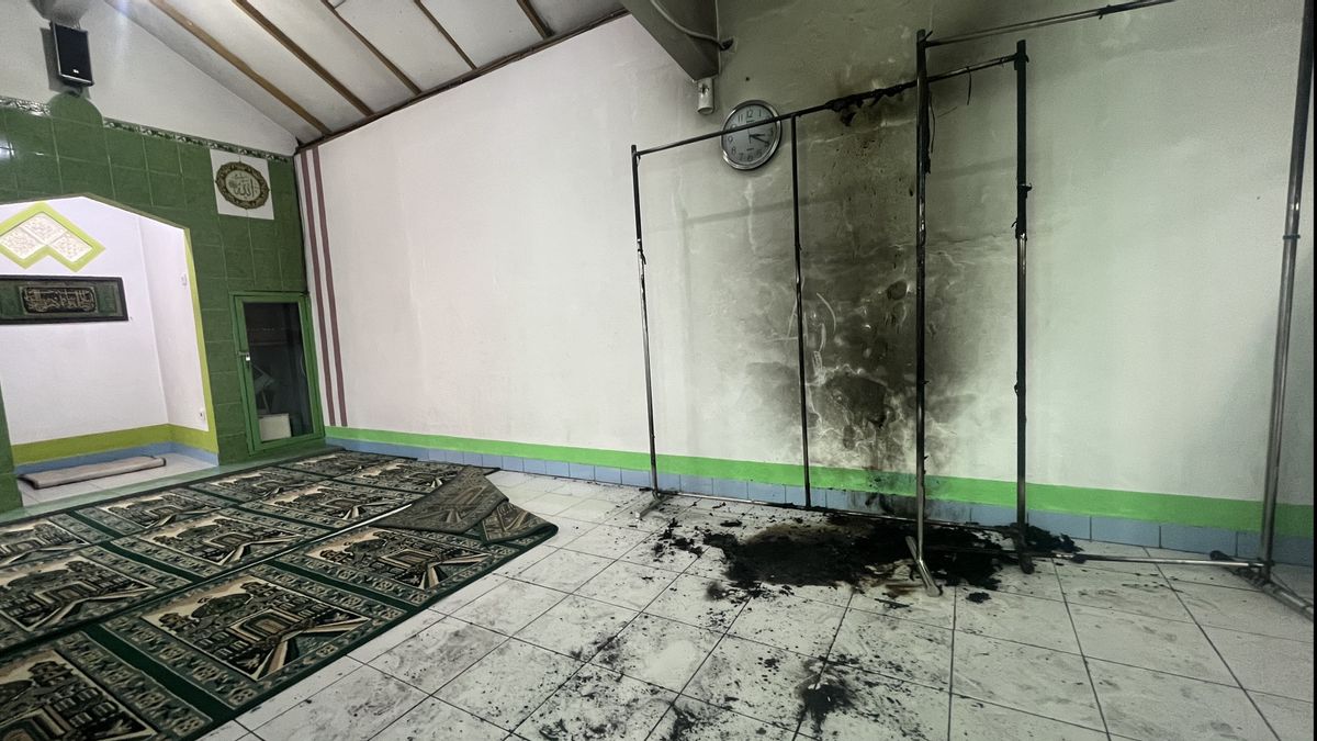 Apart From Burning Musala, Charity Box Thief In Tebet Also Burns Residents' Motorcycles
