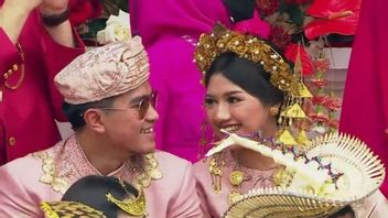 Go Public, Kaesang Pangarep And Erina Gudono Compact Wearing West Sumatran Traditional Clothes
