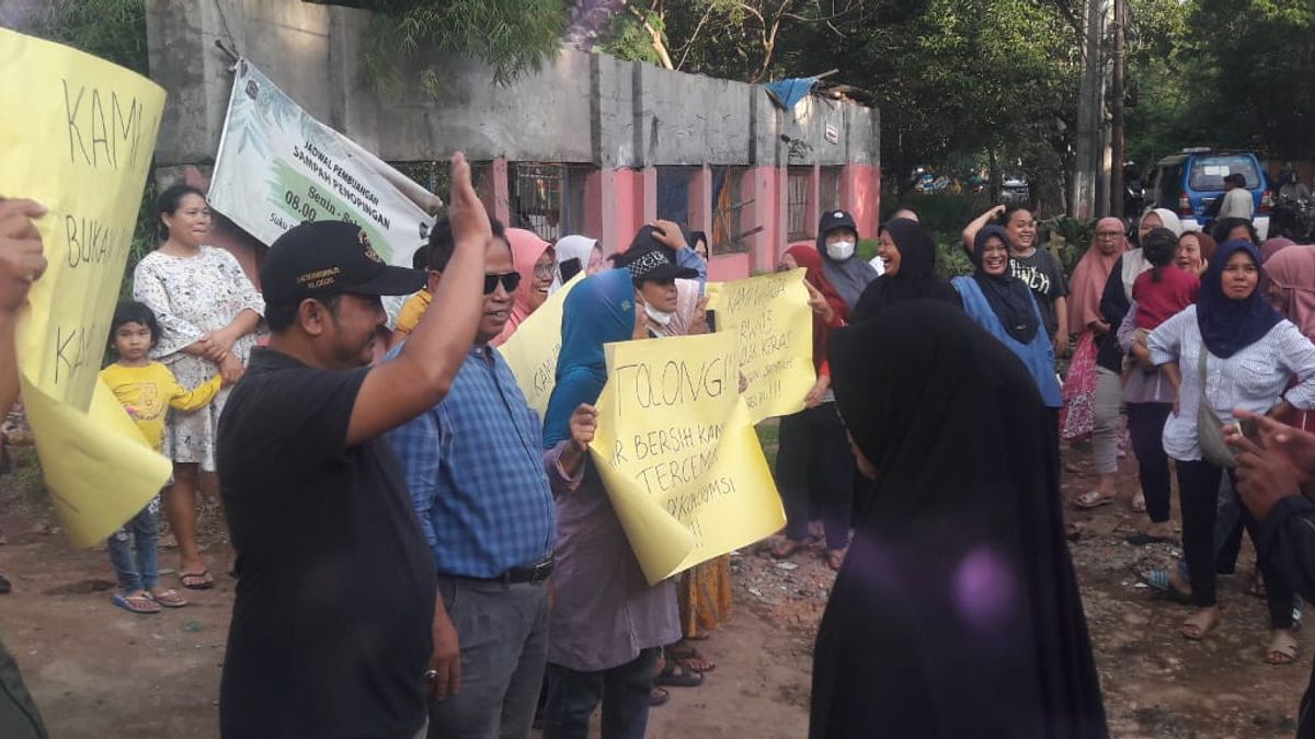 Residents Of Lubang Buaya Protest, Water Sumur Polluted Due To Empty Land As A Waste Disposal Site