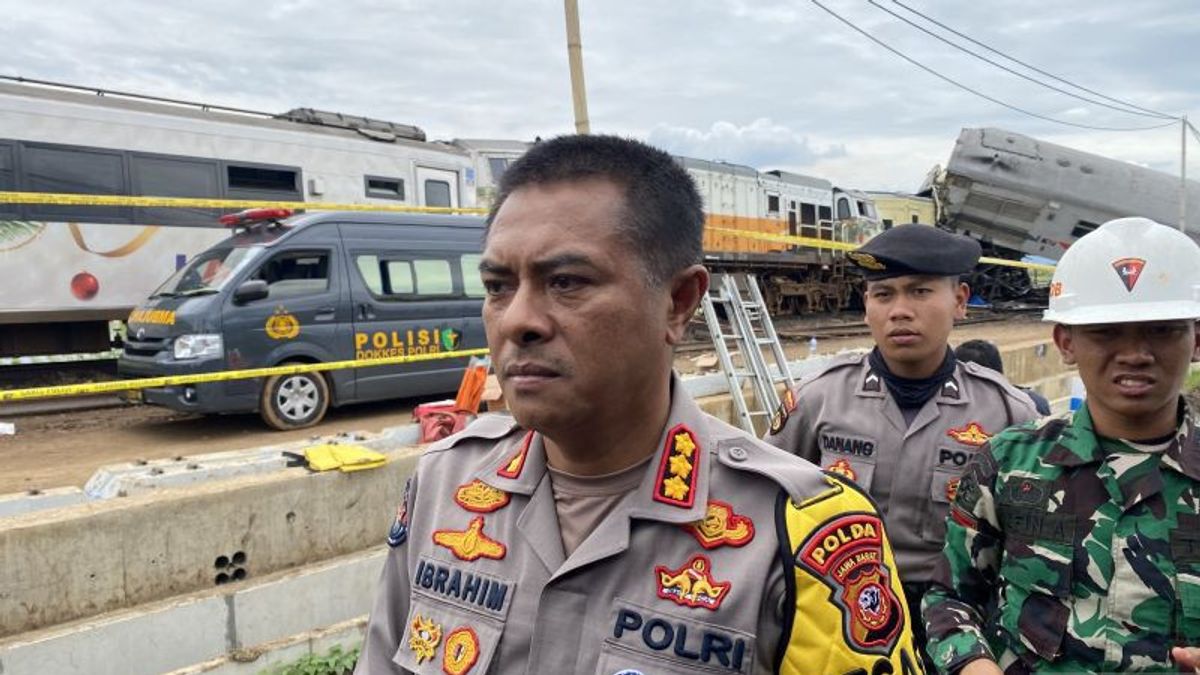 Petugas Tarik Gerbong untuk Evakuasi 1 Korban Tabrakan KA lokal Bandung Raya vs KA Turangga