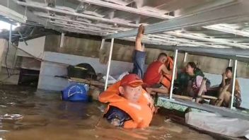 4メートルの洪水に閉じ込められた、カワンの1つの家族は避難する前にロテンの屋根に避難しました