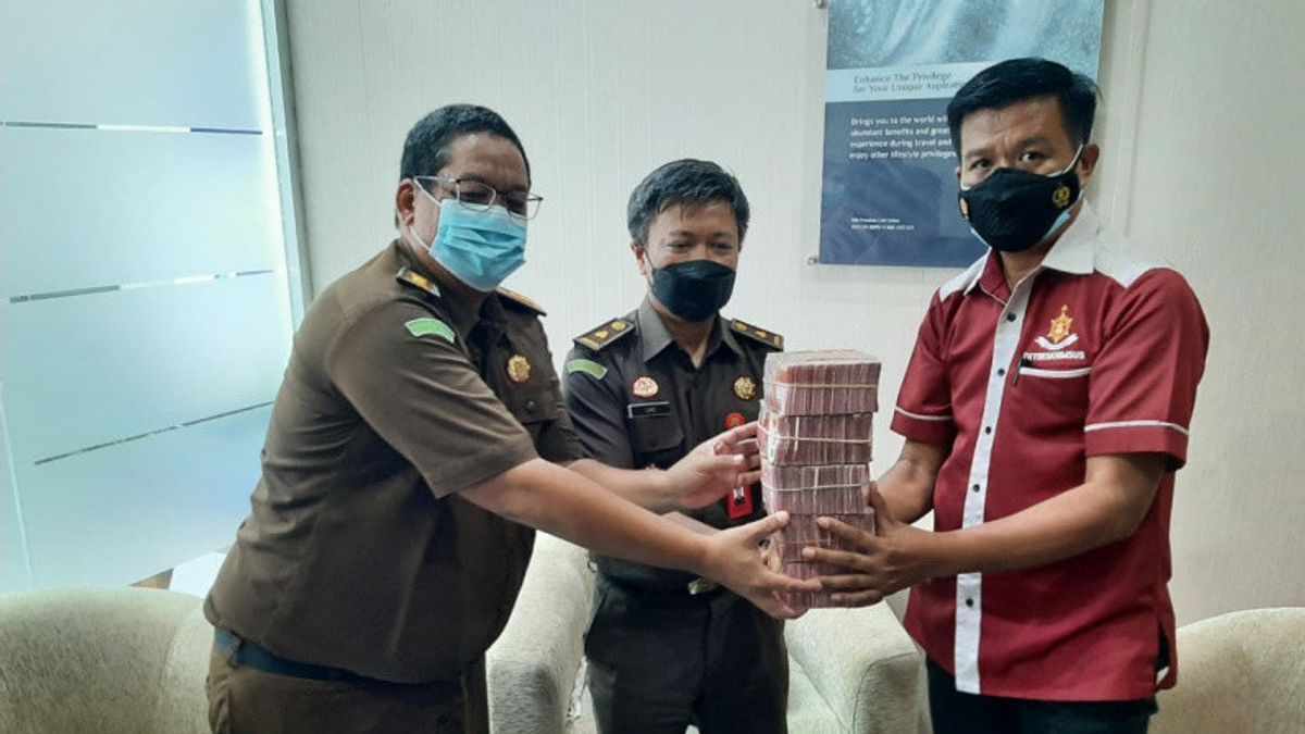 The West Sulawesi Regional Police Submits Documents For The Sea Toll Corruption Case To The Prosecutor's Office