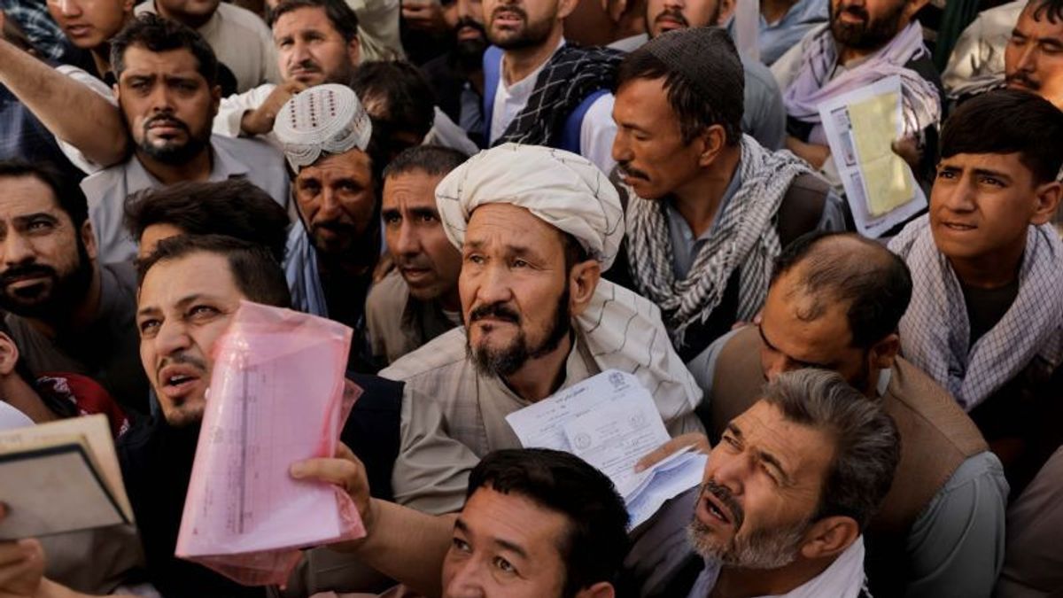 タリバンは、3ヶ月遅れたアフガニスタンの公務員のための3ヶ月の給料を支払い始めます