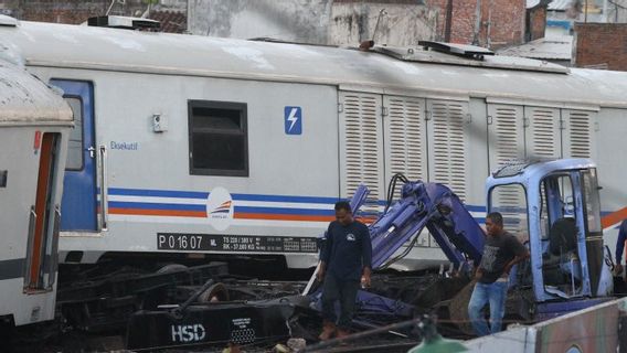 KA Manahan Anjlok Gara-gara Tertemper Truk, KAI Minta Maaf Perjalanan Terganggu