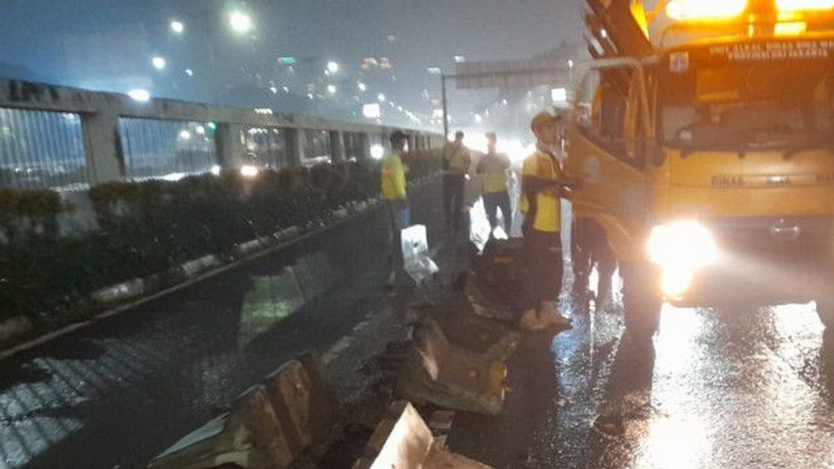 Sepator TransJ di Depan DPR yang Rusak Saat Demo 11 April Sudah Diperbaiki