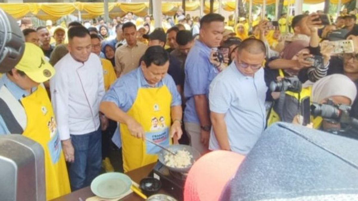 Prabowo Subianto Participated In The Cooking Rice Competition For IDR 15 Thousand At The Golkar Party Event