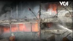 VIDEO: Dramatis Aksi Petugas Selamatkan Korban Kebakaran di Penjaringan Jakut