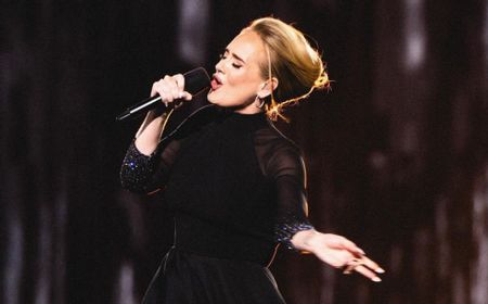 Mengapa Adele dan Gaun Hitamnya Jadi Ikonik Setelah Dua Tahun Gelar Konser?