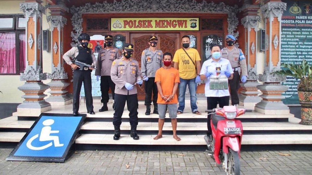 Des Voyous Avec Une Machette à Bali, Ont Saisi Rp100 Mille Et Un Sac De Tempe