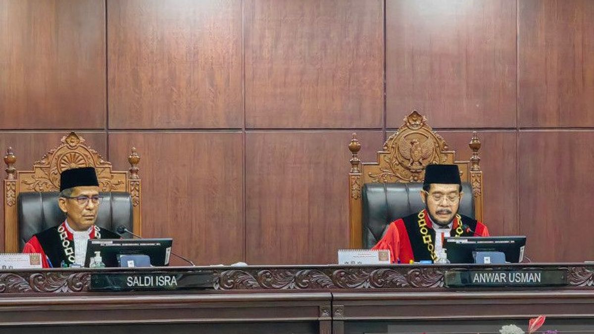 'By Allah I Swear,' Anwar Usman-Saldi Isra Changed To Say The Oath Of The Chief Justices Of The Constitutional Court Witnessed By Jokowi