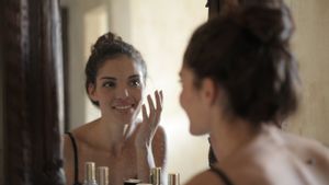  Tips Menerapkan Rutinitas Skincare di Pagi Hari dari Dokter Kulit