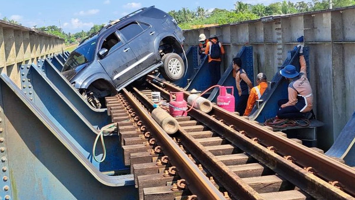 Sopir Fortuner Hitam Melaju di Atas Rel Kereta Sumpiuh Diamankan Polisi, Begini Kronologisnya