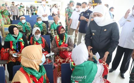 Tertunda Dua Tahun Karena Pandemi, Khofifah Akhirnya Lepas Keberangkatan Ratusan Jemaah Umrah