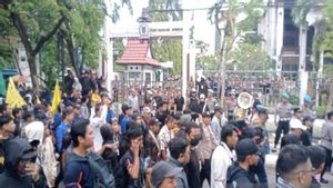 Ketua DPRD Kalsel Penuhi Permintaan Temui Ribuan Demonstran, Akui Sedang Sakit Ginjal