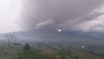 جبل سميرو يطلق مرة أخرى سحابة حارة تقع على بعد 4 كيلومترات