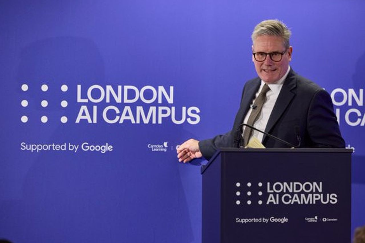 英国のキーア・スターマー首相は、学生を鼓舞するためにGoogleが資金提供するAIキャンパスを開始