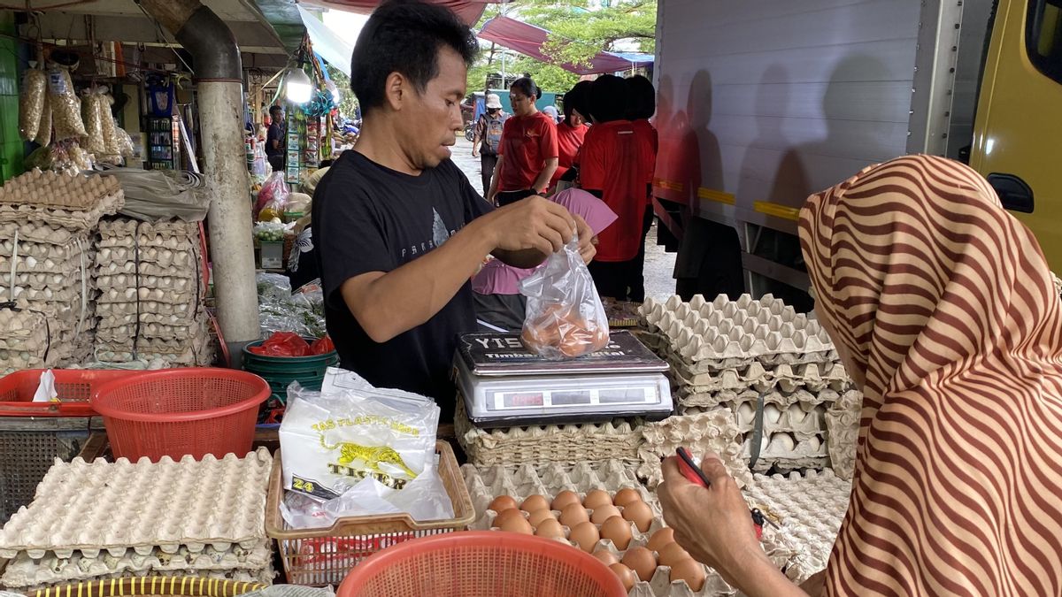 Harga Telur di Pasar Kramat Jati Naik jadi Rp32.000 per Kg