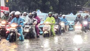 Pagi Ini Jalan DI Panjaitan Jaktim Macet karena Banjir