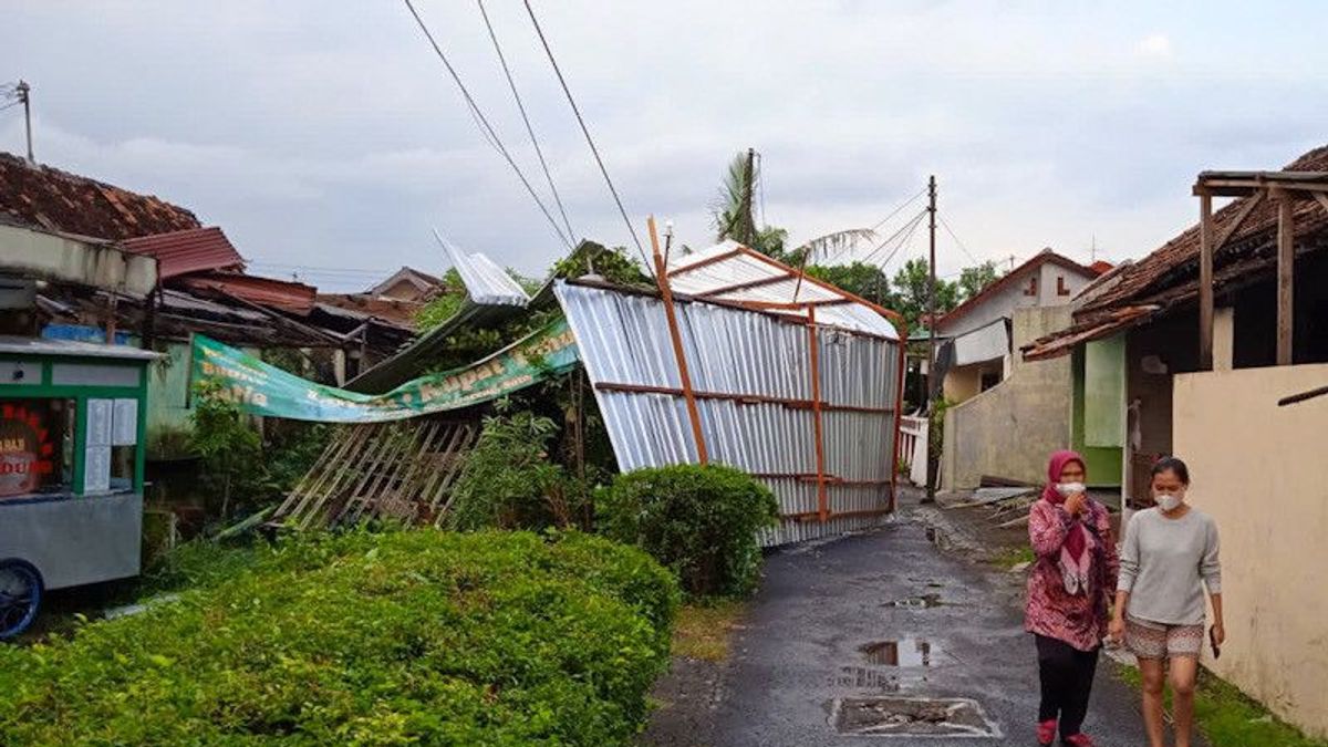日惹乌姆布尔哈乔的数十所房屋被强风和大雨破坏