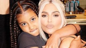 Anaknya Minta Paparazzi Berhenti Foto, Kim Kardashian: Aku Bangga!