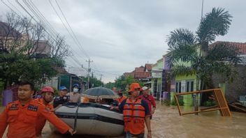 洪水袭击了中爪哇省Tegal的5个地区，12.518名居民受到影响