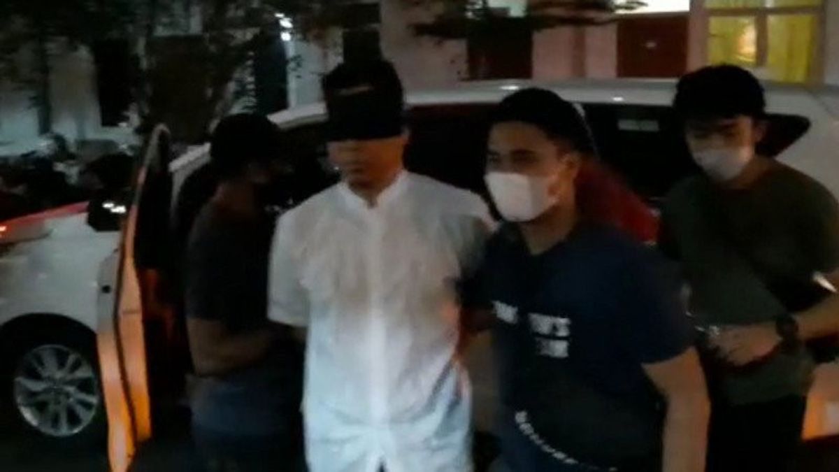 كانت عيون منرمان مغطاة بقطعة قماش سوداء عندما تم القبض عليه، حسبما ذكرت الشرطة لصحيفة إنترناشيونال ستاندرد لاعتقال الإرهابيين