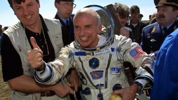 أول جولة إلى الفضاء من قبل المليونير دينيس تيتو على تاريخ اليوم ، 28 أبريل 2001