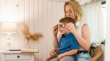 快適で快適に使用できるように、子供の眼鏡の世話をするための7つのヒント