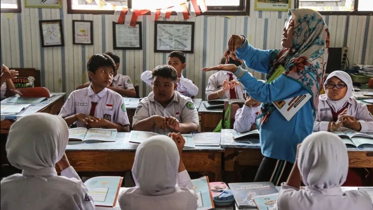 PU Ministry Applies Three Shifts to Complete People's Schools Simultaneously in June