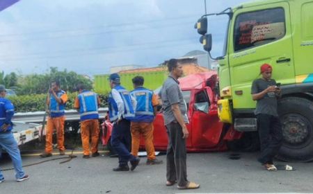 ‘Braaakkk’ 4 Mobil Dihantam Truk dari Belakang di Tol Jakarta-Tangerang