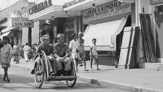 When He Was Governor Of DKI Jakarta, Ali Sadikin Galakan Operation Cleaning The Becak In The Capital City