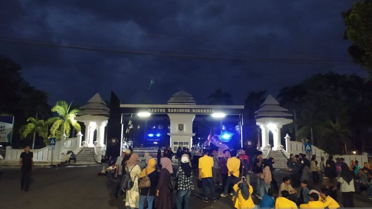 Polisi Larang Massa Pendemo Izin Tambang Pasir Besi Tidur Bermalam di Depan Kantor Gubernur Bengkulu