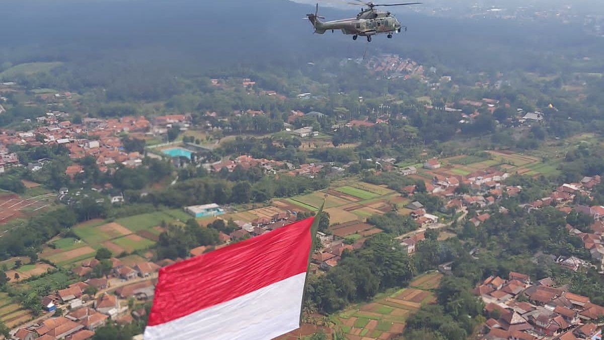 印尼成立76周年，TNI AU直升机将升起一面巨大的红白旗