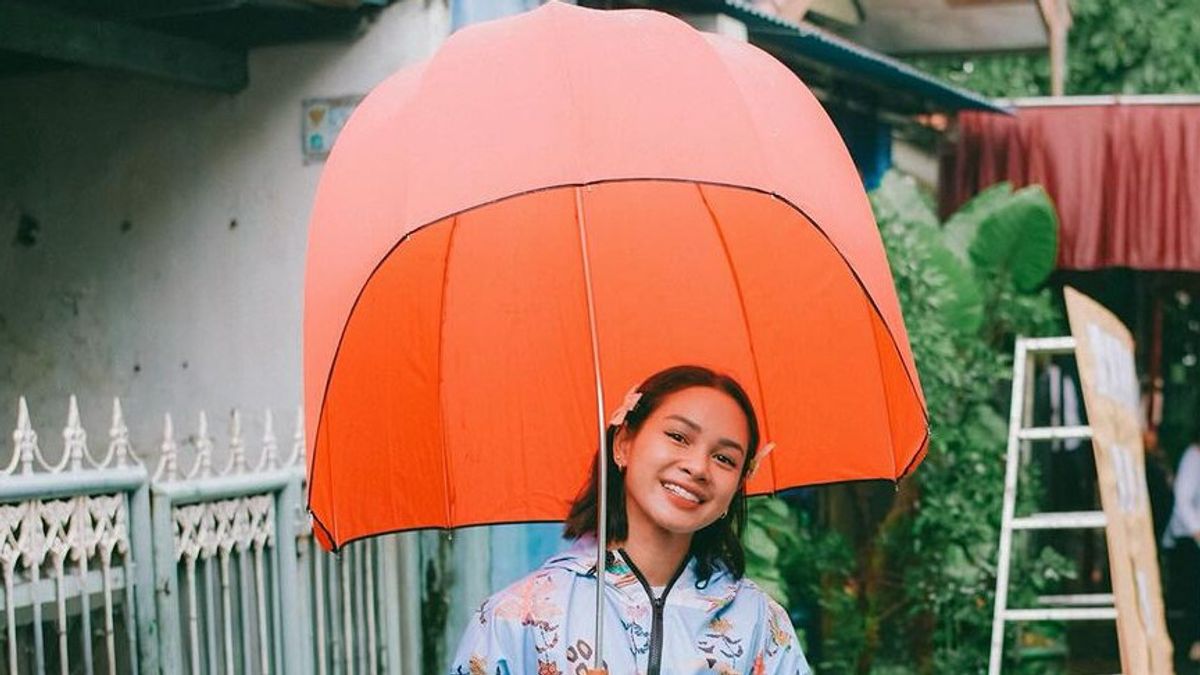 Son costume est adorable, intitulé 7 portraits d’Aïdén Aisyah Brings Dome Umbrella avec une mode esthétique